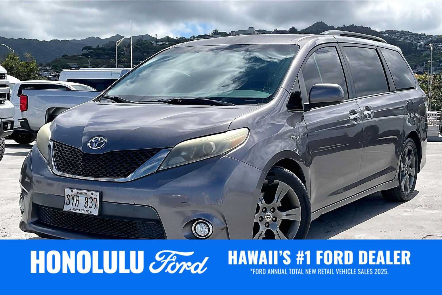 Used 2016 Toyota Sienna SE FWD image 1