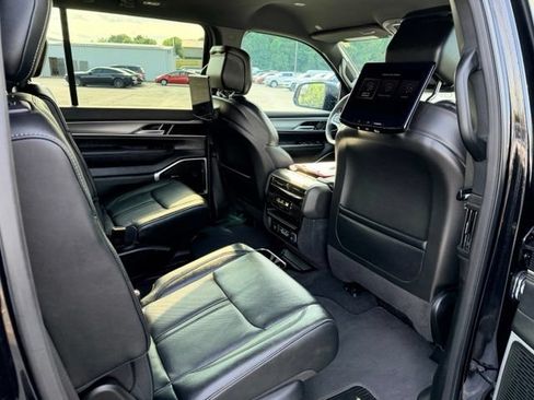 Used 2025 Jeep Wagoneer L Series II AWD/4WD image 18