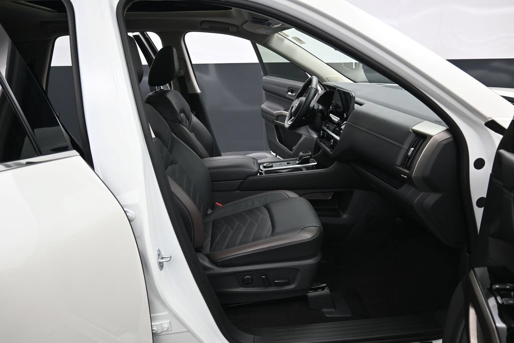 Used 2024 Nissan Pathfinder Platinum w/ Cargo Package AWD/4WD image 38
