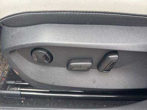 Used 2025 Volkswagen Taos SE w/ Panoramic Sunroof Package image 13