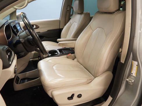 Used 2018 Chrysler Pacifica Touring-L image 3