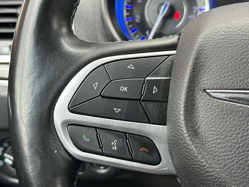 Used 2018 Chrysler 300 Limited image 30