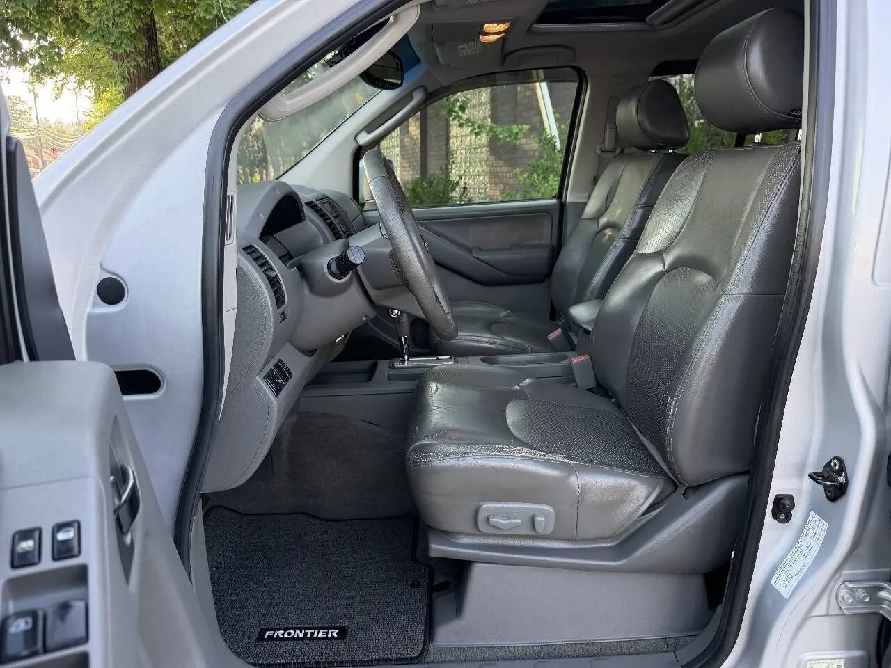 Used 2005 Nissan Frontier LE w/ (X01) Leather Pkg AWD/4WD image 15