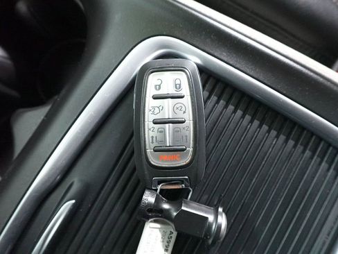 Used 2023 Chrysler Pacifica Touring-L image 31