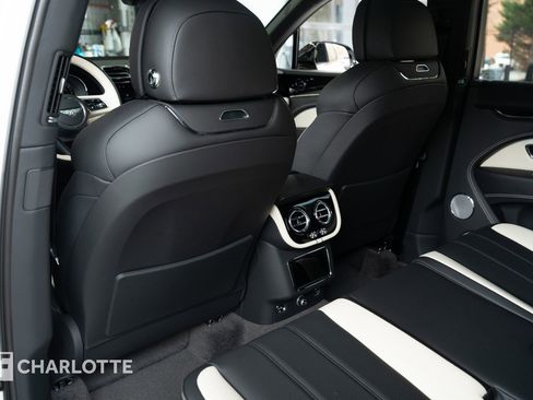 Used 2024 Bentley Bentayga image 33