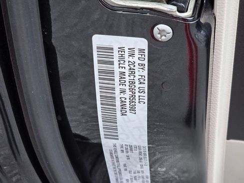 Used 2023 Chrysler Pacifica Touring-L FWD image 35