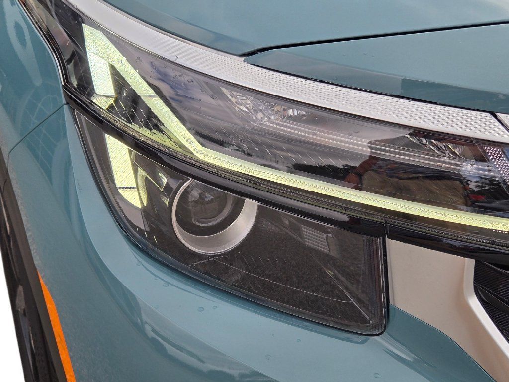 Certified 2025 Kia Seltos S FWD image 4