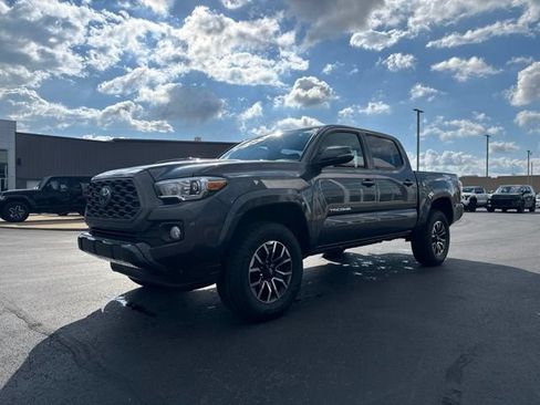 Used 2022 Toyota Tacoma TRD Sport AWD/4WD image 3