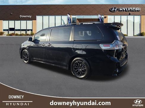 Used 2016 Toyota Sienna SE Premium FWD image 3