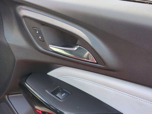 Used 2025 Chevrolet Trax LT w/ LT Convenience Package FWD image 33