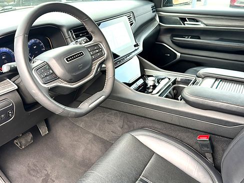 Used 2024 Jeep Wagoneer L Series II image 12