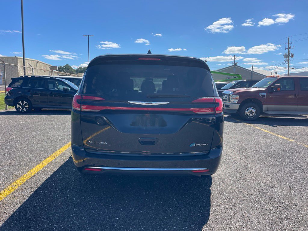 Used 2024 Chrysler Pacifica Limited FWD image 4