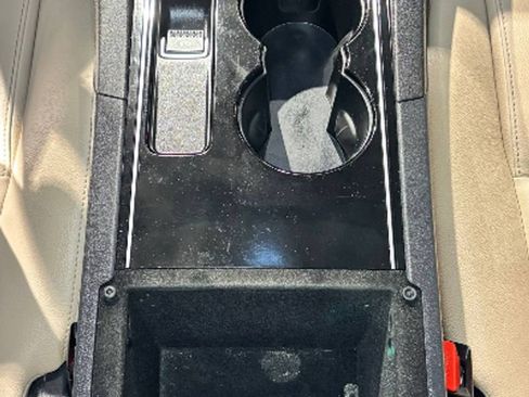 Used 2017 Jaguar F-PACE Premium image 34