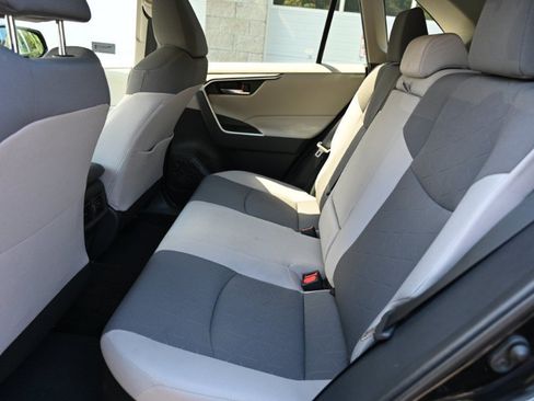 Used 2019 Toyota RAV4 XLE AWD/4WD image 18