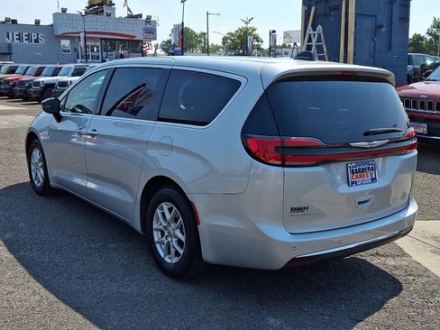 Used 2024 Chrysler Pacifica Touring-L FWD image 4