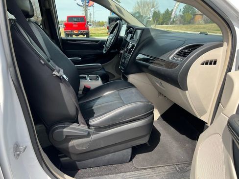 Used 2015 Chrysler Town & Country Touring image 17