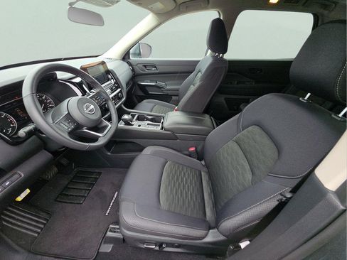 Used 2025 Nissan Pathfinder SV w/ SV Premium Package FWD image 9