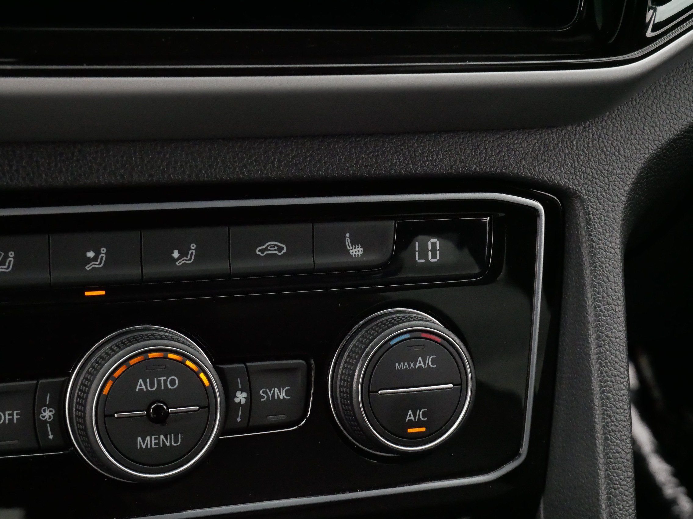 Certified 2023 Volkswagen Atlas Cross Sport SEL AWD/4WD image 30