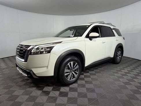 Used 2024 Nissan Pathfinder SL image 3
