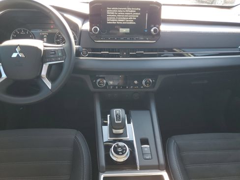 Used 2024 Mitsubishi Outlander AWD image 14