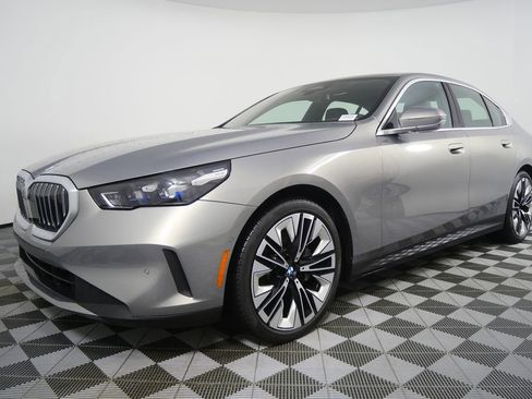 Certified 2025 BMW 530i image 8