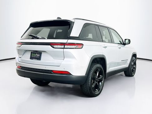 Used 2024 Jeep Grand Cherokee Altitude AWD/4WD image 9