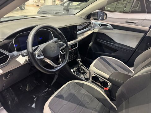 Used 2025 Volkswagen Taos SE w/ Panoramic Sunroof Package image 11