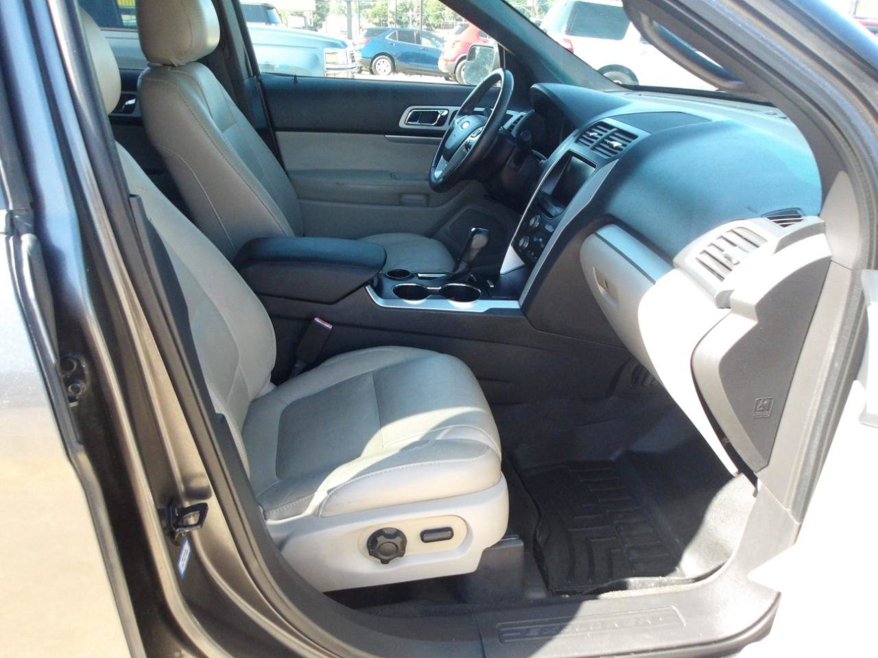 Used 2015 Ford Explorer XLT w/ Equipment Group 202A FWD image 10