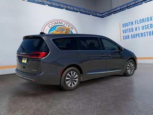 Used 2023 Chrysler Pacifica Limited image 6