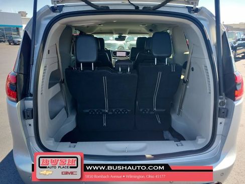 Used 2024 Chrysler Pacifica Touring-L FWD image 8