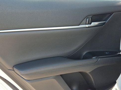 Used 2020 Toyota Camry XLE w/ Sunroof Package image 12