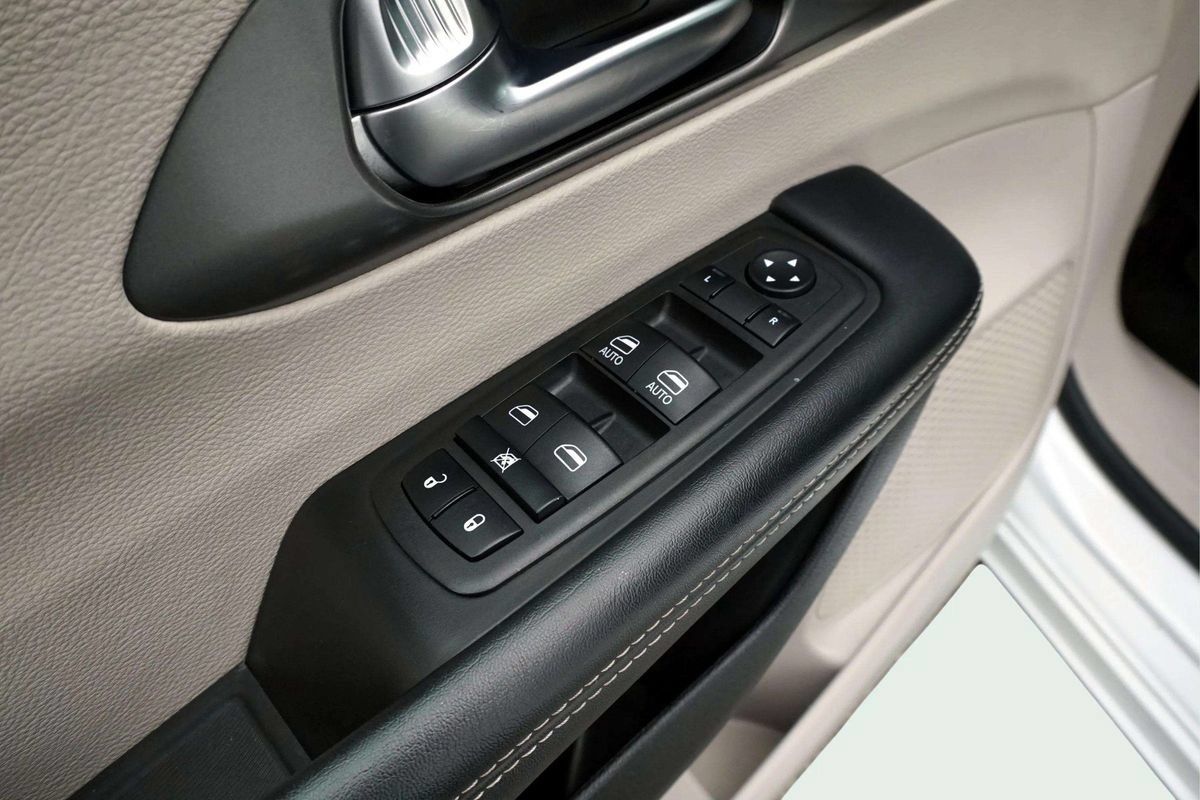 Used 2023 Chrysler Pacifica Touring-L FWD image 16