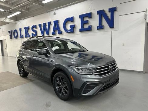Used 2023 Volkswagen Tiguan SE AWD/4WD image 2