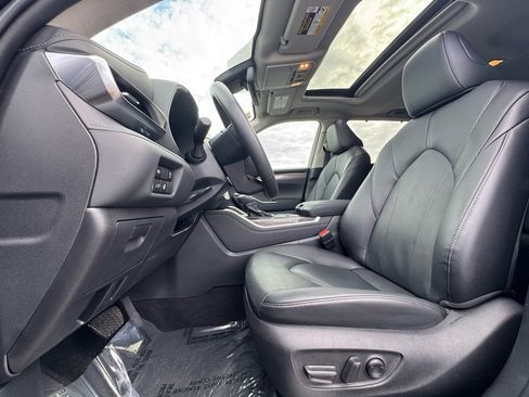 Used 2024 Toyota Highlander Limited image 19