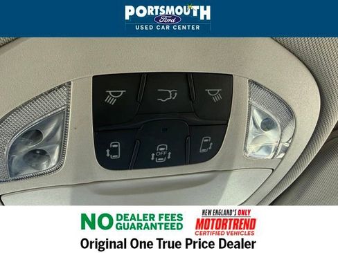 Used 2024 Chrysler Pacifica Touring-L image 18