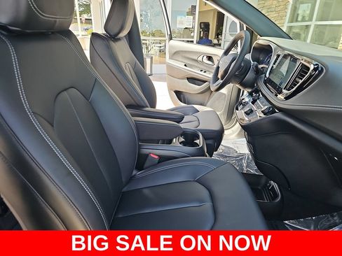 New 2027 Chrysler Pacifica Select FWD image 10