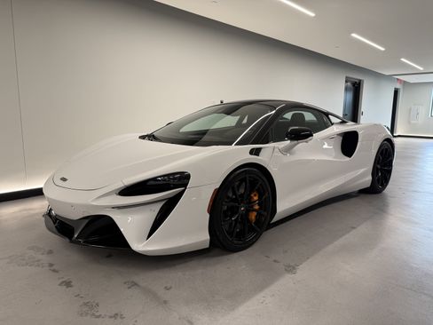 Used 2023 McLaren Artura RWD image 8