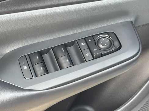 Used 2025 Toyota Prius LE FWD image 17