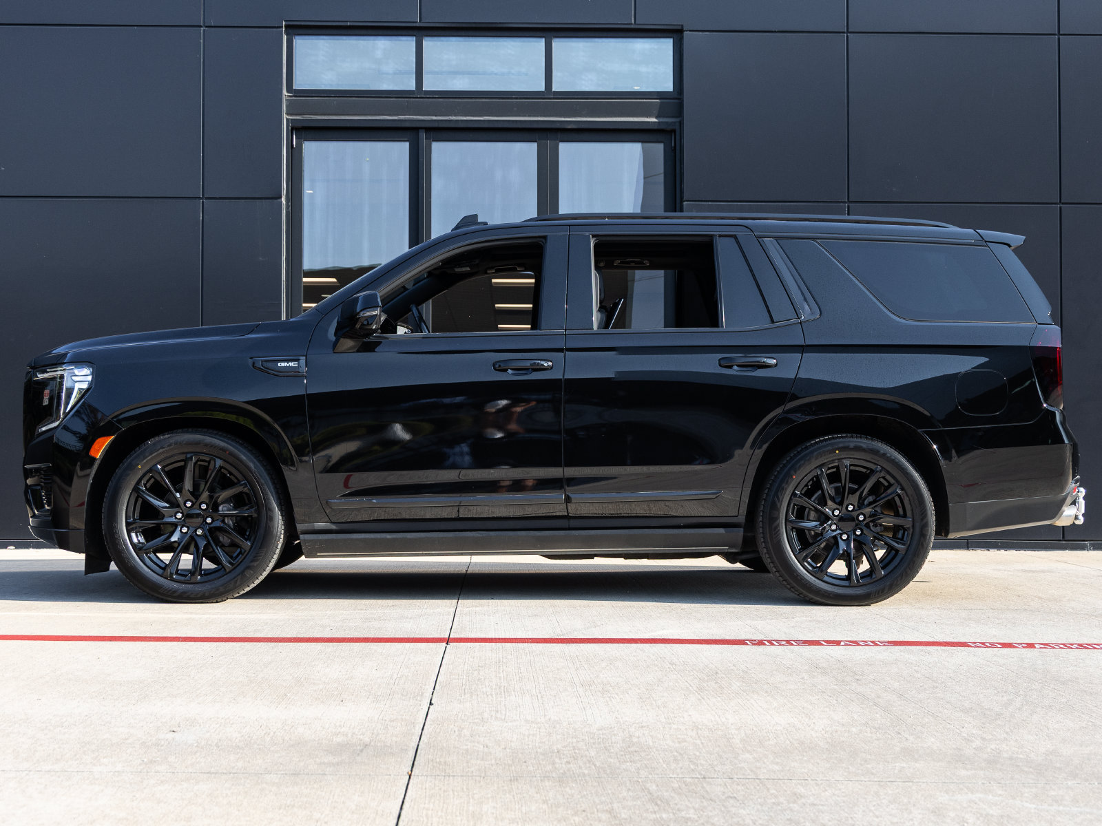 Used 2021 GMC Yukon Denali w/ Denali Premium Package RWD image 9
