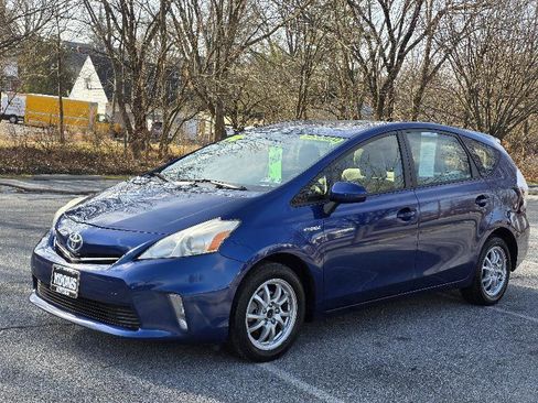 Used 2014 Toyota Prius V Three image 2