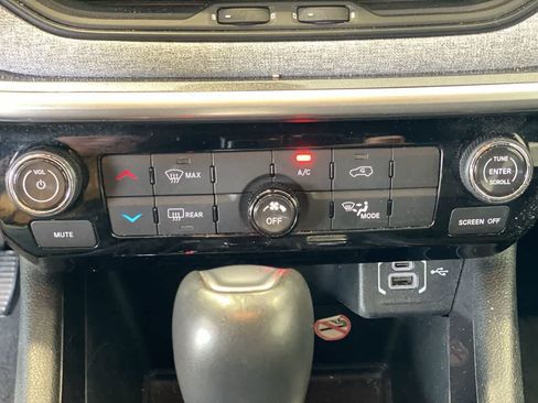 Used 2024 Jeep Compass Latitude AWD/4WD image 21