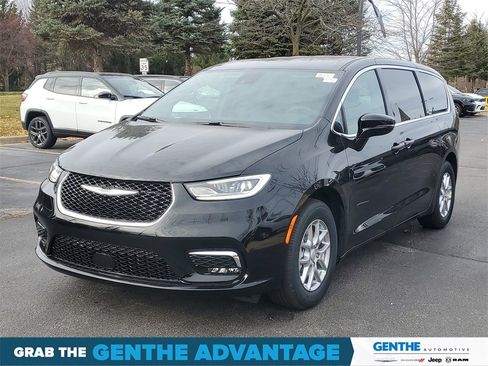 New 2026 Chrysler Pacifica Select image 2