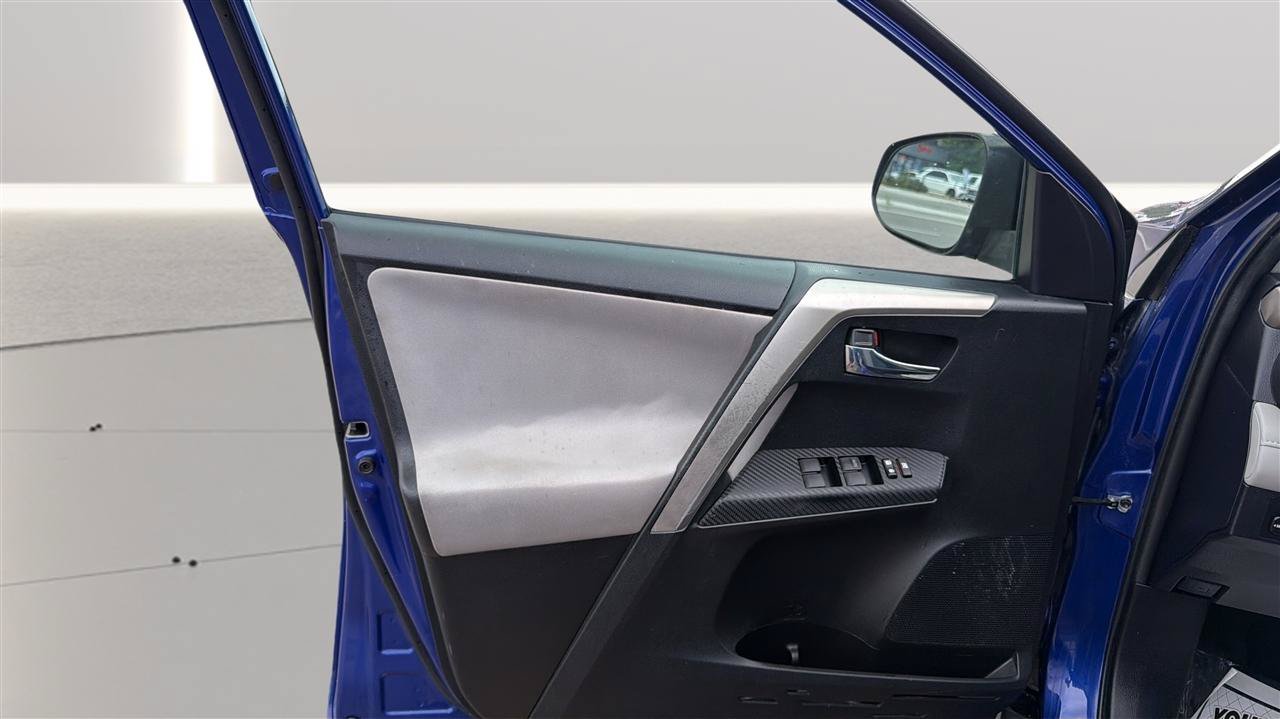 Used 2015 Toyota RAV4 XLE AWD/4WD image 17