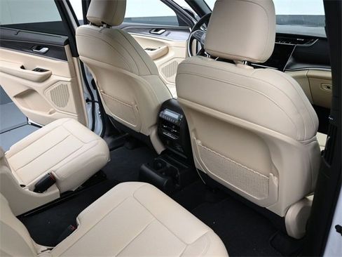 Used 2025 Jeep Grand Cherokee L Limited w/ Luxury Tech Group II image 22