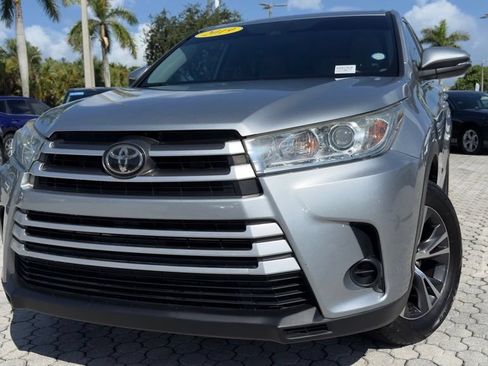 Used 2019 Toyota Highlander LE FWD image 2