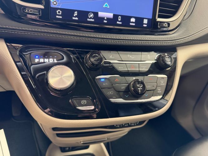 Used 2024 Chrysler Pacifica Limited FWD image 18