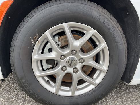 Used 2024 Chrysler Pacifica Touring-L image 9