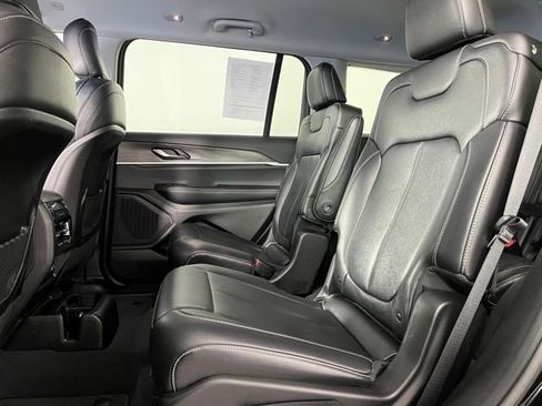 Used 2023 Jeep Grand Cherokee L Limited w/ Black Appearance Package image 39