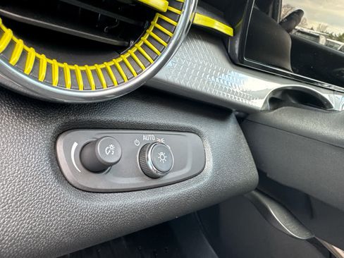 Used 2025 Chevrolet Trax LT w/ Driver Confidence Package image 19