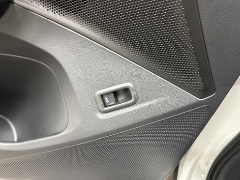 New 2025 Volkswagen Tiguan SE image 28